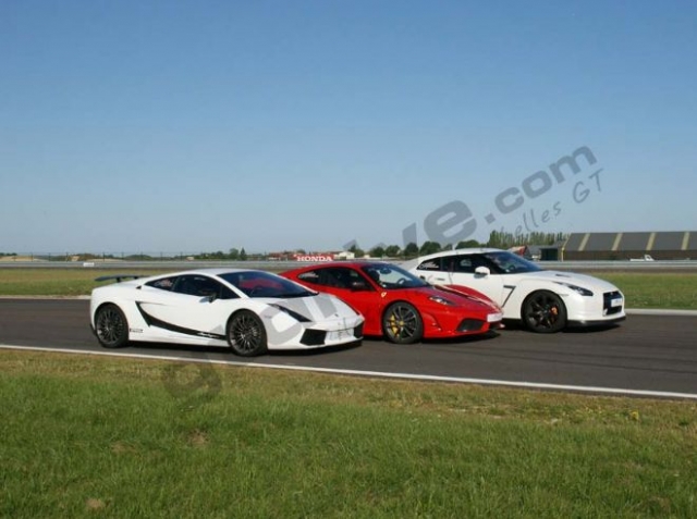  在赛道上驾驶 GT 